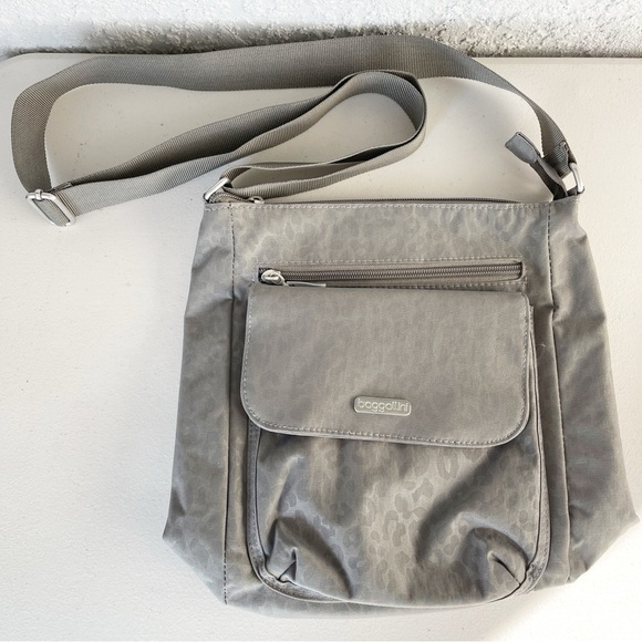 Baggallini Handbags - Baggallini Pocket Town Crossbody Travel Bag Gray Animal Pr. Water Resistant